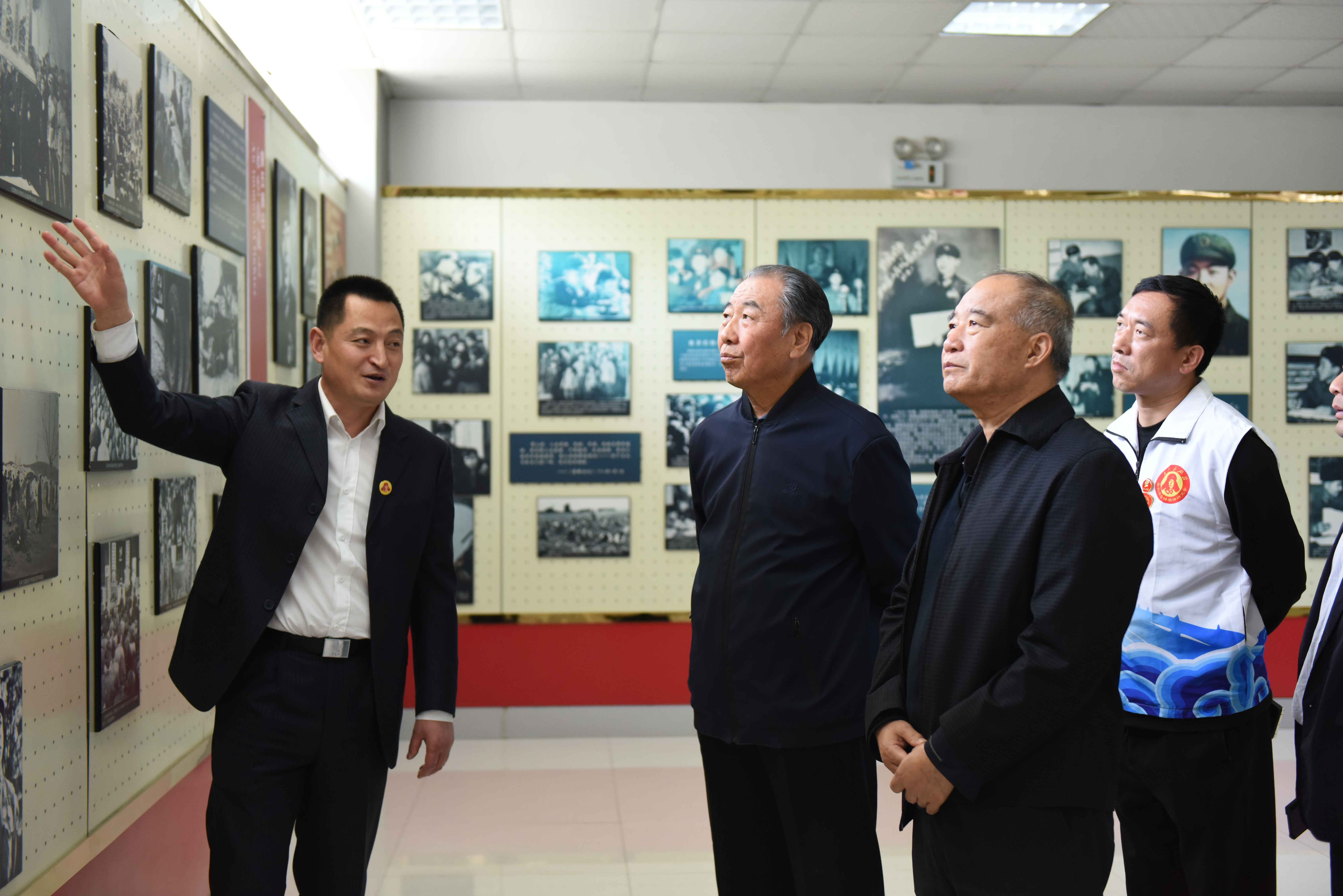 青岛市雷锋精神研究会到天游t官网参观交流