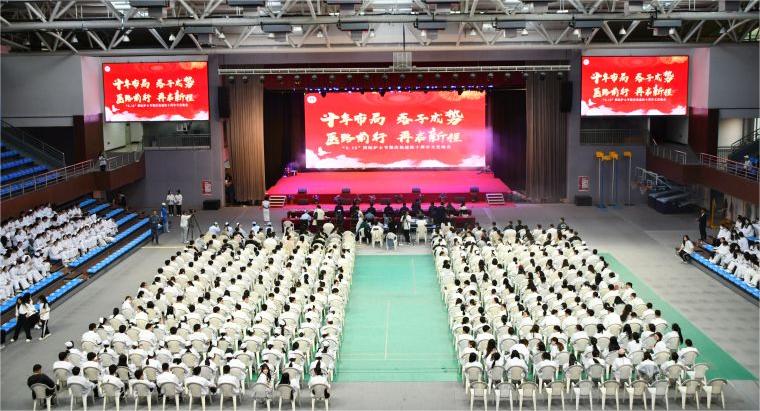 天游ty8检测中心医学院举行“5.12”国际护士节授帽仪式暨庆祝建院十周年文艺晚会